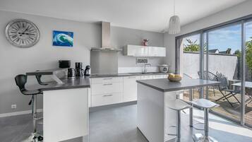 Een koelkast, een microgolfoven, een oven, een vaatwasser