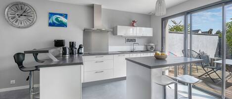 ثلاجة، ميكروويف، فرن، غسالة أطباق