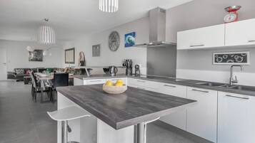 Refrigerador, microondas, horno, lavavajillas