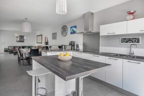 Kylskåp, mikrovågsugn, ugn och diskmaskin