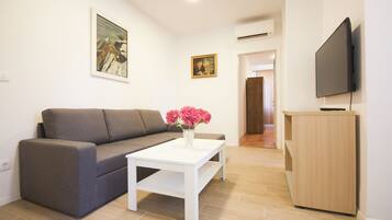 Apartment (Apartment Goge - One-Bedroom Apartmen) | Living room | 32-inch flat-screen TV with digital channels