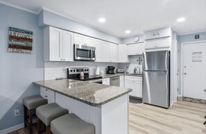 Kylskåp, mikrovågsugn, ugn och spishäll