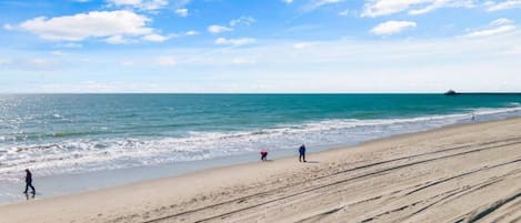 Plage, chaises longues, serviettes de plage