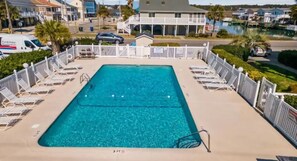 Una piscina al aire libre, una piscina climatizada
