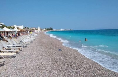 Beachfront Cozy House - Kiatos' Seaview Retreat