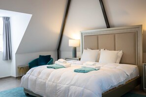 2 bedrooms, iron/ironing board, WiFi, bed sheets - The Handelskade Crown: A Historical Penthouse (Willemstad)