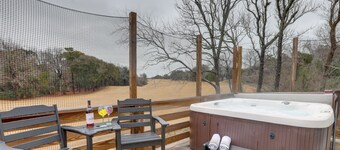 Kitty Hawk Apartment w/ Hot Tub - 1 Mi to Beach!