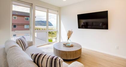 Luxe Seaside Vacation Rental: Walk Downtown!