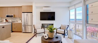 Luxe Seaside Vacation Rental: Walk Downtown!