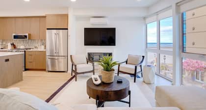Luxe Seaside Vacation Rental: Walk Downtown!