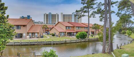 Un barrio residencial con casas a lo largo de un canal, un columpio y un pequeño jardín.