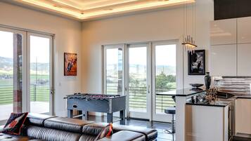 House (5 Bedrooms) | Interior