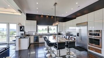 House (5 Bedrooms) | Interior
