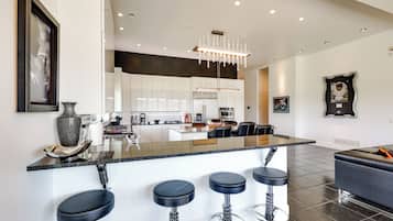 House (5 Bedrooms) | Interior