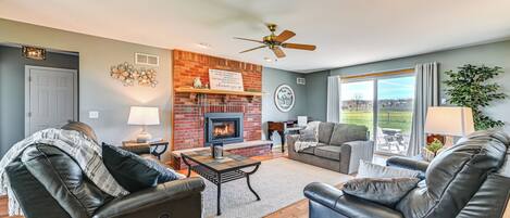 House (4 Bedrooms) | Ruang tamu | Pendiangan