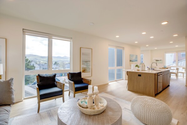 Apartment (2 Bedrooms) | Interior - Seaside Vacation Rental w/ On-site Beach Access! (Seaside)