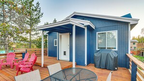 Una terrazza con patio coperto, posti a sedere all'aperto e una griglia per barbecue.