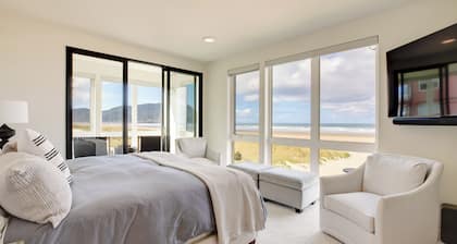 Seaside Vacation Rental: Walk to Beach & Downtown!