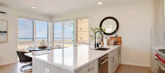 Seaside Vacation Rental: Walk to Beach & Downtown!