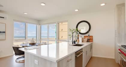 Seaside Vacation Rental: Walk to Beach & Downtown!