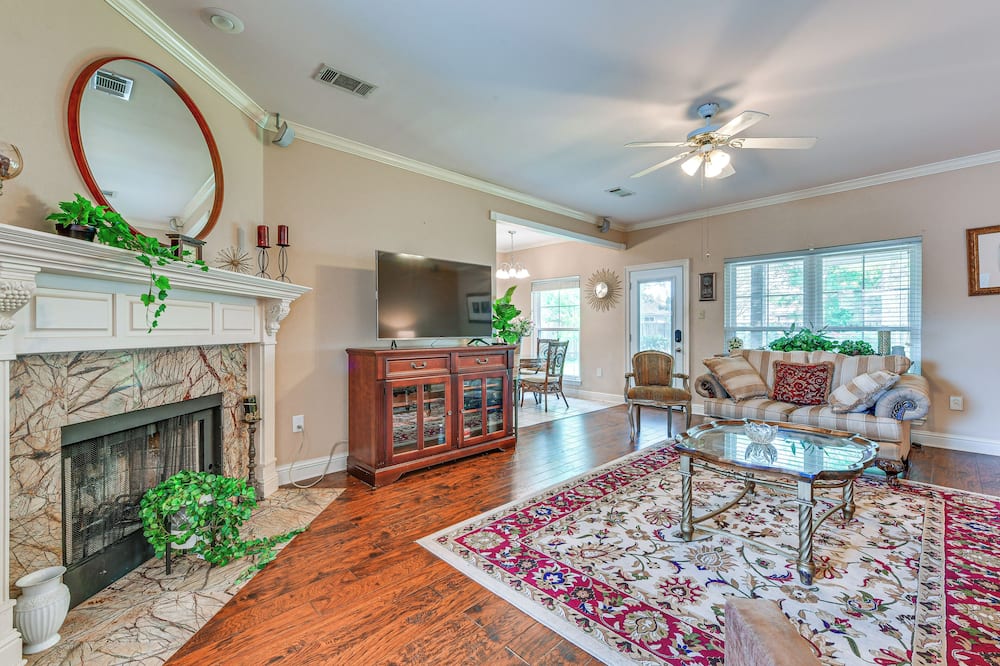 Baton Rouge Retreat w/ Patio, Grill & Fire Pit! - Baker, LA