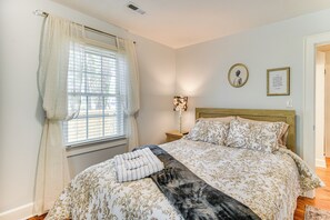 3 bedrooms, desk, laptop workspace, iron/ironing board