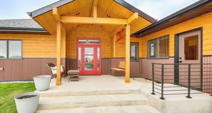 Red Lodge Home w/ Outdoor Kitchen & Fire Table!