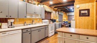 Island Park Cabin Getaway < 24 Mi to Yellowstone!