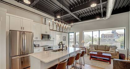 Downtown Grand Haven Condo - Walk to Boardwalk!