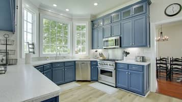 House (6 Bedrooms) | Interior