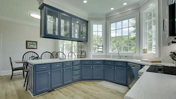 House (6 Bedrooms) | Interior