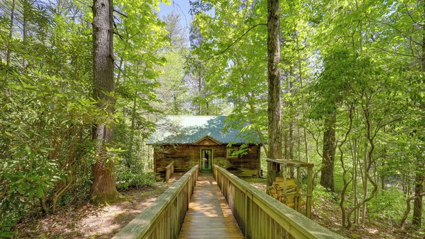 A wooden boardwalk leading to a cabin in a forest. - Winter Hiking + Hot Tub Soaks! Marion Mtn Cabin (Marion)