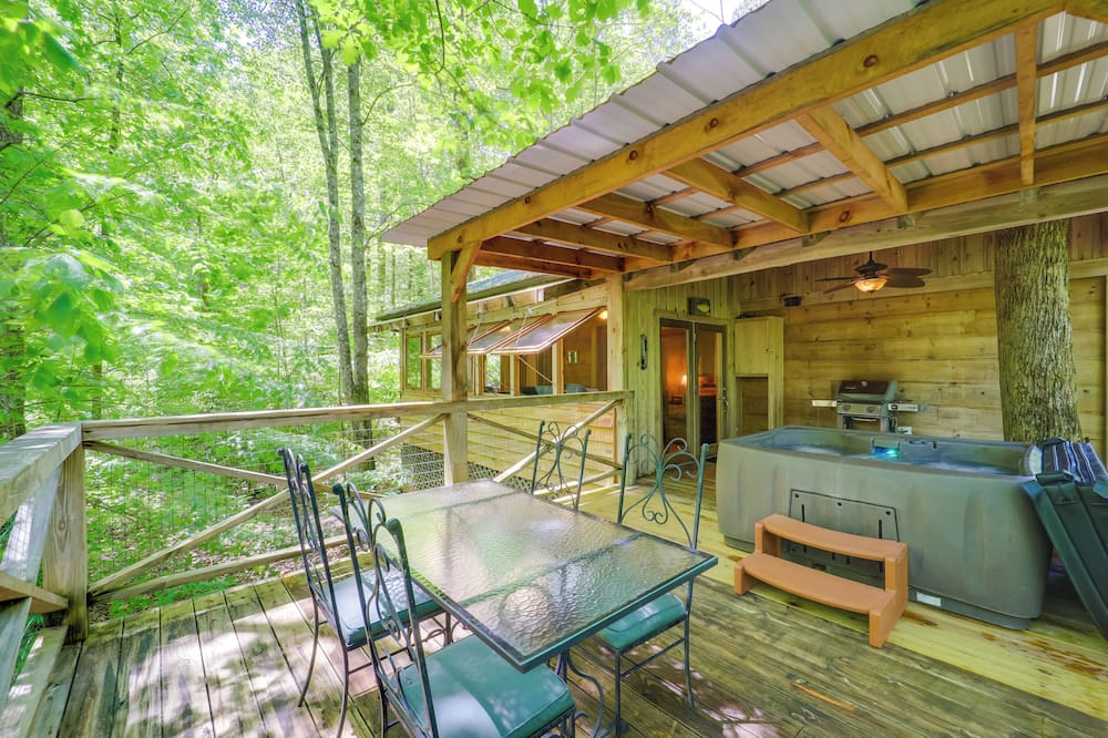 All-season Sunroom + Hot Tub: Marion Cabin Retreat - Crooked Creek, NC
