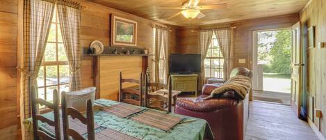 منزل (2 Bedrooms) | منطقة المعيشة | تلفزيون، مشغل دي في دي