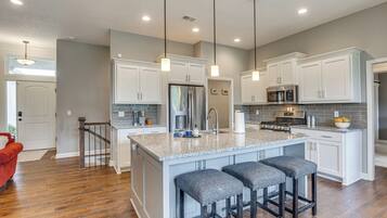 Four à micro-ondes, un four, surface de cuisson, lave-vaisselle