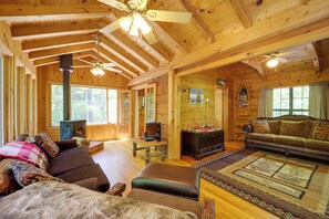 Interior - Near Hiking! Couple's Retreat w/ Hot Tub in Marion (Marion)