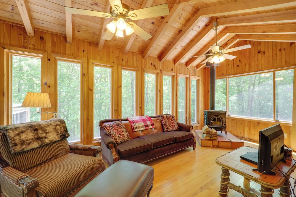 Near Hiking! Couple's Retreat w/ Hot Tub in Marion - Crooked Creek, NC