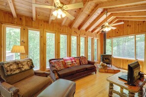 Interior - Near Hiking! Couple's Retreat w/ Hot Tub in Marion (Marion)