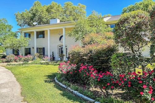 Spacious Madisonville Estate w/ Grill & Pond Views
