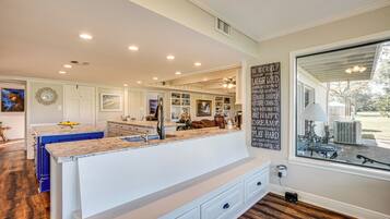 House (5 Bedrooms) | Interior