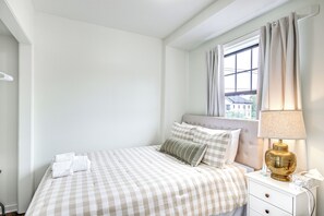 2 bedrooms, desk, laptop workspace, iron/ironing board - Vibrant Columbia Condo - 3 Blocks to USC Campus! (Columbia)