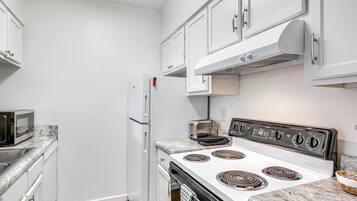 Apartemen (2 Bedrooms) | Dapur pribadi | Microwave, oven, kompor, dan mesin pencuci piring