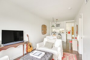 Living area - Vibrant Columbia Condo - 3 Blocks to USC Campus! (Columbia)