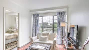 2 kamar tidur, meja kerja, dan ruang kerja ramah laptop