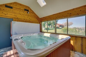 Interior - 14 Mi to Main Street Moab: Cabin w/ Hot Tub Access (Moab)