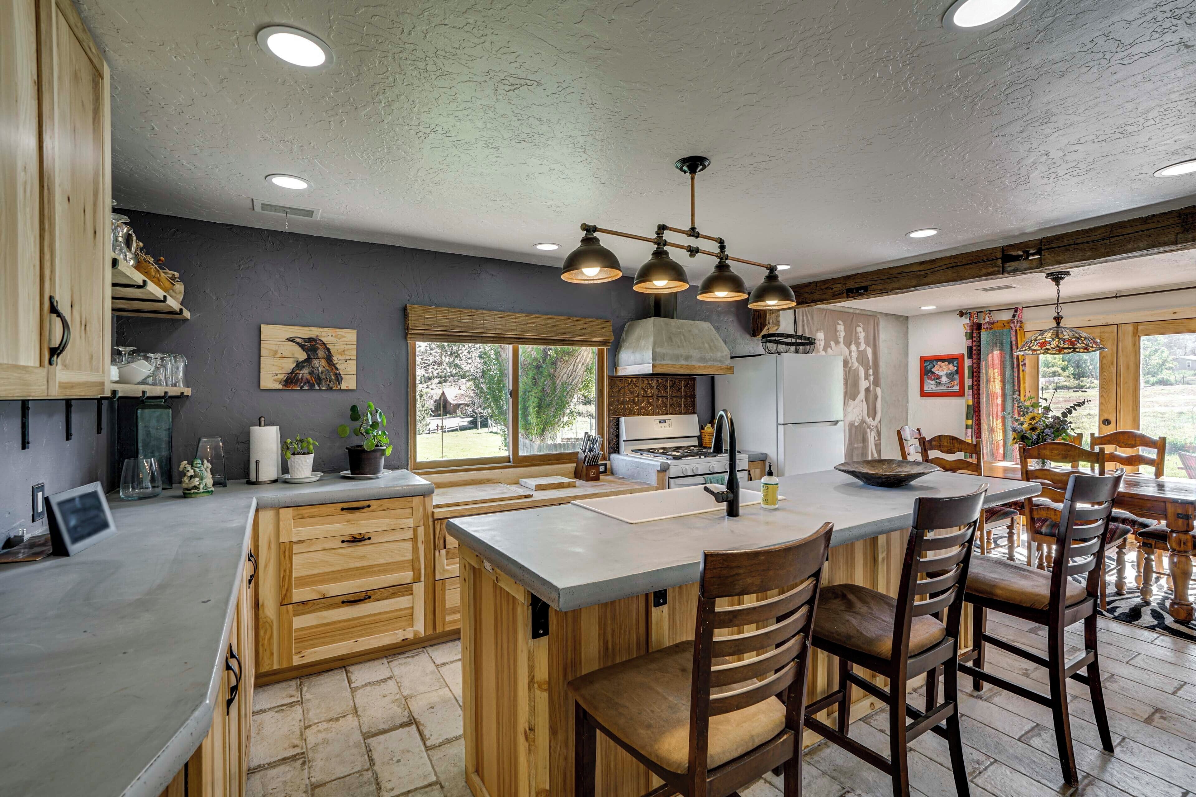 Blender, cookware/dishes/utensils, paper towels