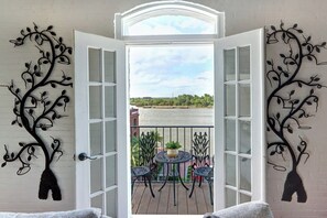 Interior - The Factors Penthouse, Charming | Luxurious (Savannah)