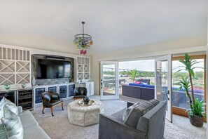 TV, offices - The Factors Penthouse, Charming | Luxurious (Savannah)