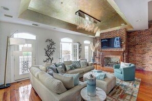 TV, offices - The Factors Penthouse, Charming | Luxurious (Savannah)