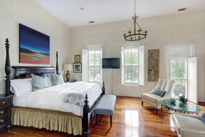 2 bedrooms, iron/ironing board, WiFi, bed sheets - The Factors Penthouse, Charming | Luxurious (Savannah)